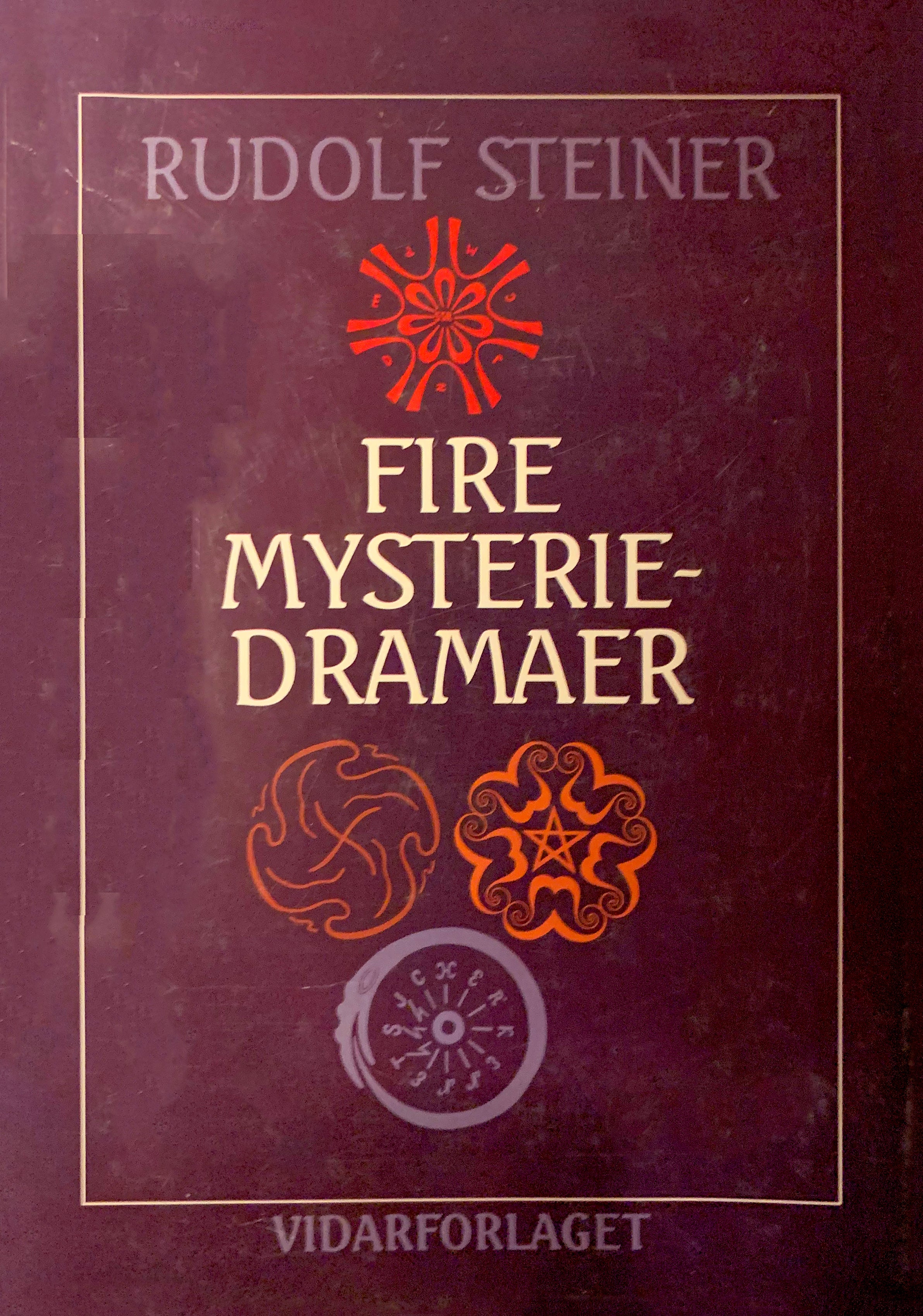 Fire mysteriedramaer: innvielsens port. Sjelen prøves. Terskelens vokter. Sjelene våkner