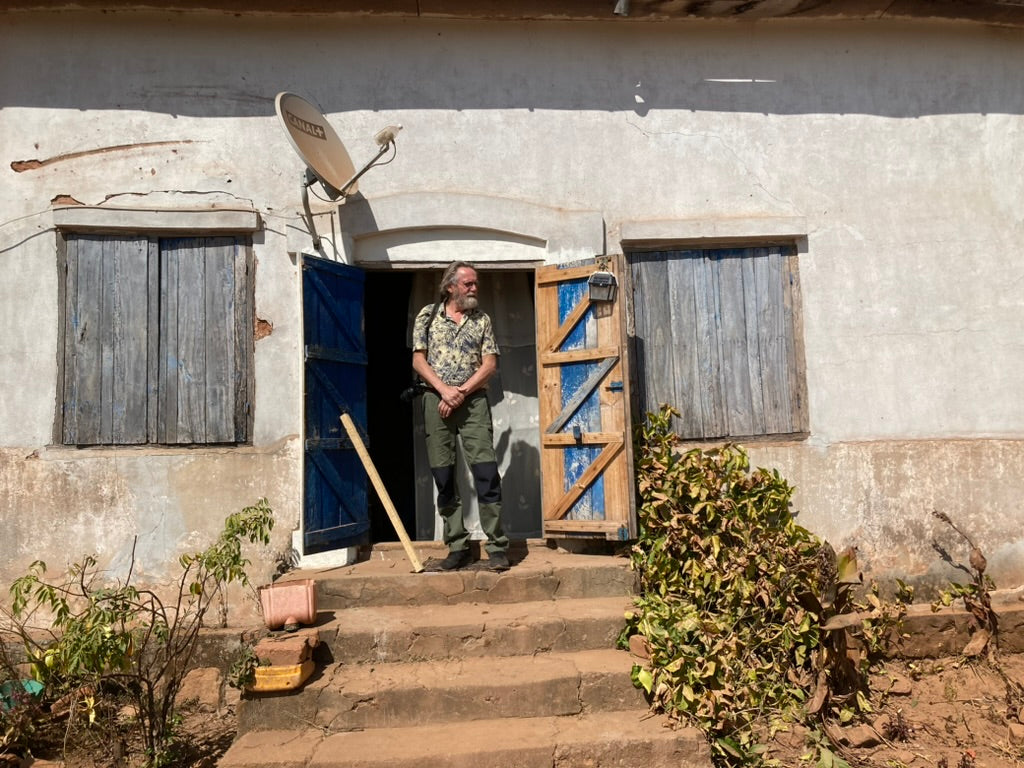Et møte mellom barndom, kolonihistorie og levende myter